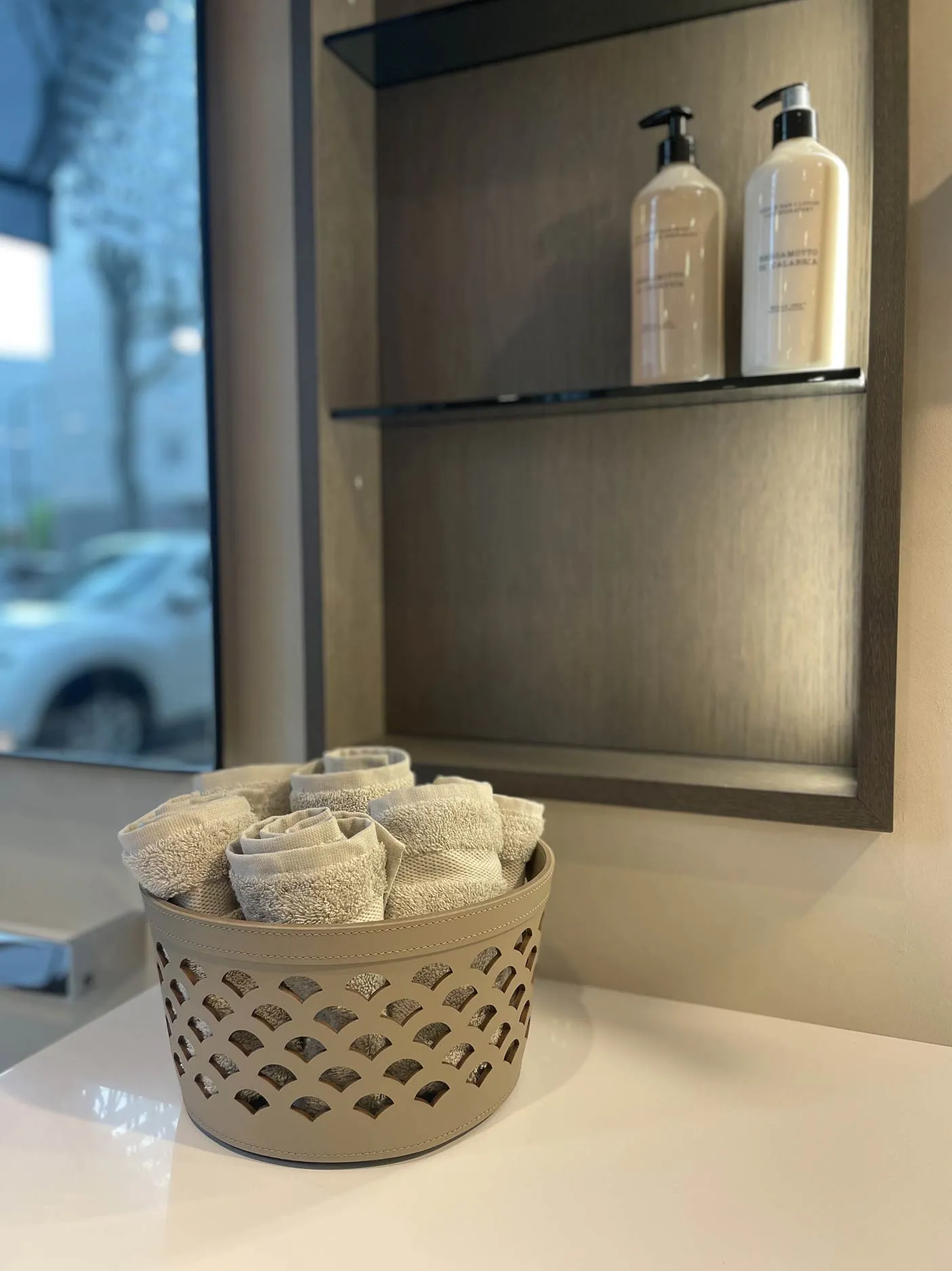 Meubles de salle de bains sur mesure exposés au showroom RS.D à Lyon 6e